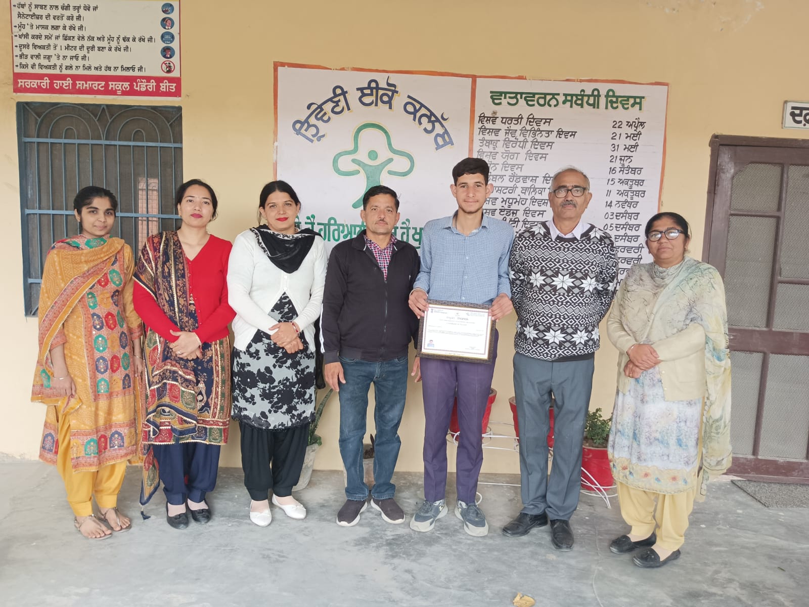 पुरस्कार विजेता अनुज धीमान को 10000 रुपये का विशेष पुरस्कार मिला